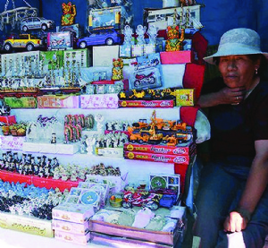 Foto de una vendedora de la Feria de Alasitas de Puno.