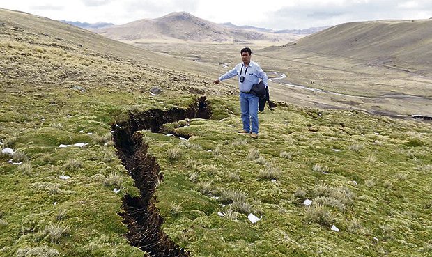 Pánico. Campesinos están asustados por aparición de grietas en cerros del distrito de Ocuviri. Población teme que se registre un sismo más fuerte.