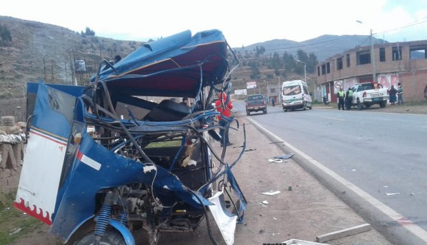 Familia muere en choque entre mototaxi y minivan
